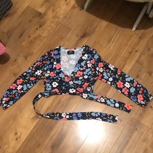 Longsleve top that ties around, floral super cute